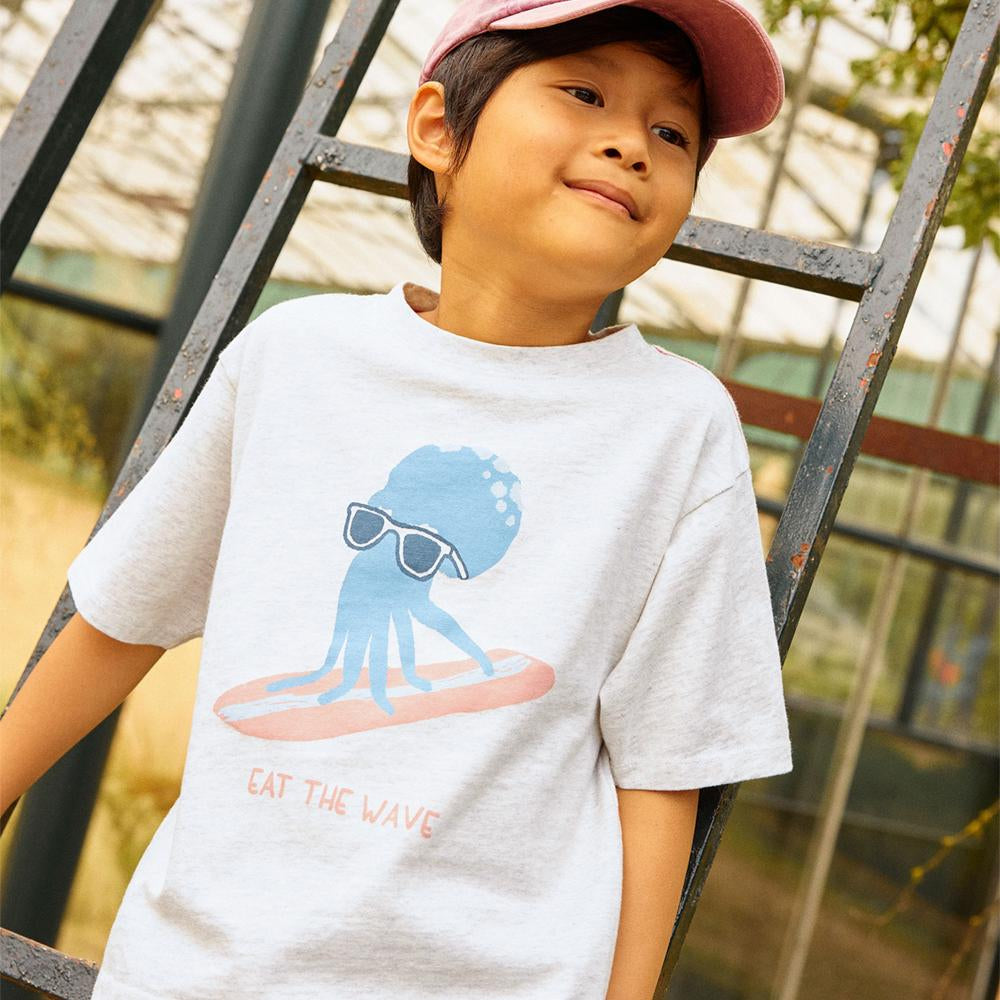 Oruo Surfing Octopus Relaxed-Fit Graphic Tee